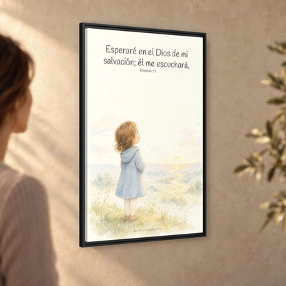 Esperaré en el Dios de mi salvación — Lienzo Cristiano Enmarcado | Miqueas 7:7 — 24×36 pulgadas, marco negro, vista angular ambiental del marco flotante, escala física calibrada