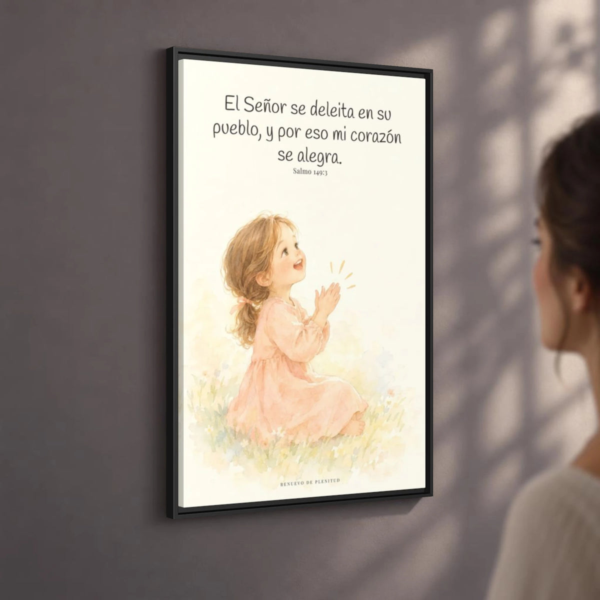 El Señor se deleita en su pueblo — Lienzo Cristiano Enmarcado | Salmo 149:3 — 24×36 pulgadas, marco negro, vista angular ambiental del marco flotante, escala física calibrada