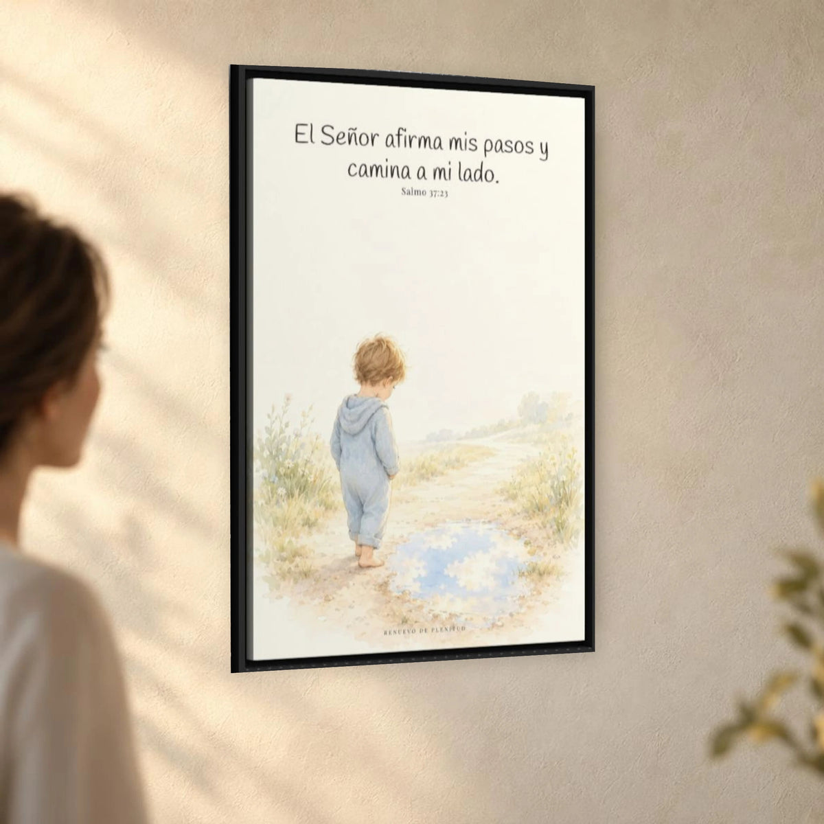 Dios camina a mi lado | Lienzo cristiano decorativo | Salmo 37:23 — 24×36 pulgadas, marco negro, vista angular ambiental del marco flotante, escala física calibrada