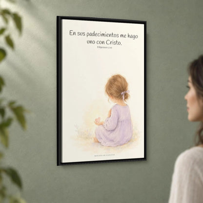 Participar de sus padecimientos me acerca a Él | Arte bíblico para pared | Filipenses 3:10 — 24×36 pulgadas, marco negro, vista angular ambiental del marco flotante, escala física calibrada