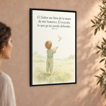 El Señor me libra de la mano de mis temores | Lienzo bíblico para el hogar | Salmo 31:15 — 24×36 pulgadas, marco negro, vista angular ambiental del marco flotante, escala física calibrada