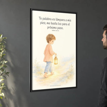 Lámpara es tu palabra a mis pies — Lienzo Cristiano Enmarcado | Salmo 119:105 — 24×36 pulgadas, marco negro, vista angular ambiental del marco flotante, escala física calibrada