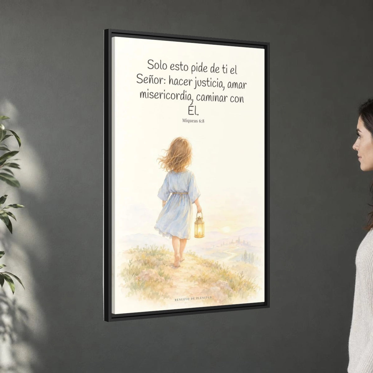 Solo esto pide de ti el Señor — Lienzo Cristiano Enmarcado | Miqueas 6:8 — 24×36 pulgadas, marco negro, vista angular ambiental del marco flotante, escala física calibrada
