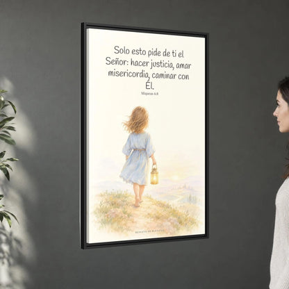 Solo esto pide de ti el Señor — Lienzo Cristiano Enmarcado | Miqueas 6:8 — 24×36 pulgadas, marco negro, vista angular ambiental del marco flotante, escala física calibrada