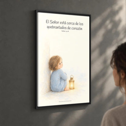 Jehová está cerca de los quebrantados de corazón — Lienzo Cristiano Enmarcado | Salmo 34:18 — 24×36 pulgadas, marco negro, vista angular ambiental del marco flotante, escala física calibrada
