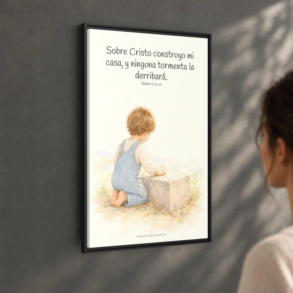 Sobre Cristo construyo mi casa — Lienzo Cristiano Enmarcado | Mateo 7:24-25 — 24×36 pulgadas, marco negro, vista angular ambiental del marco flotante, escala física calibrada