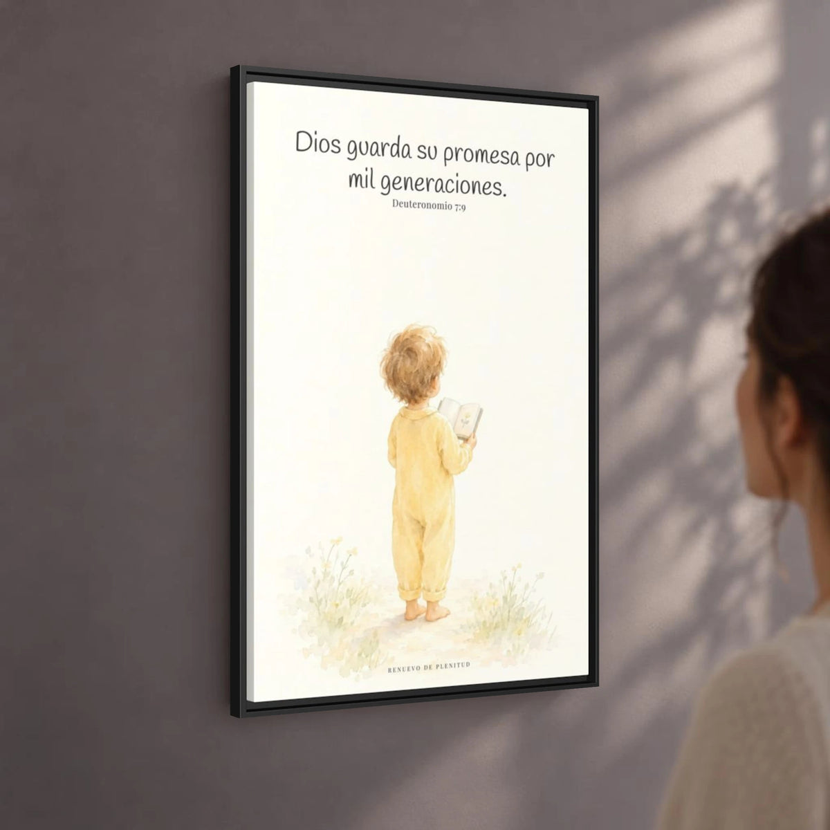 Dios guarda su pacto por mil generaciones — Lienzo Cristiano Enmarcado | Deuteronomio 7:9 — 24×36 pulgadas, marco negro, vista angular ambiental del marco flotante, escala física calibrada