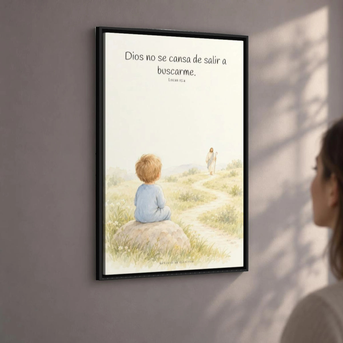 Dios no se cansa de buscarme | Lienzo de fe para el hogar | Lucas 15:4 — 24×36 pulgadas, marco negro, vista angular ambiental del marco flotante, escala física calibrada