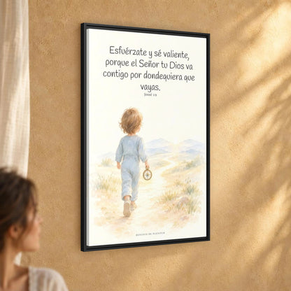 Esfuérzate y sé valiente, porque Jehová va contigo — Lienzo Cristiano Enmarcado | Josué 1:9 — 24×36 pulgadas, marco negro, vista angular ambiental del marco flotante, escala física calibrada