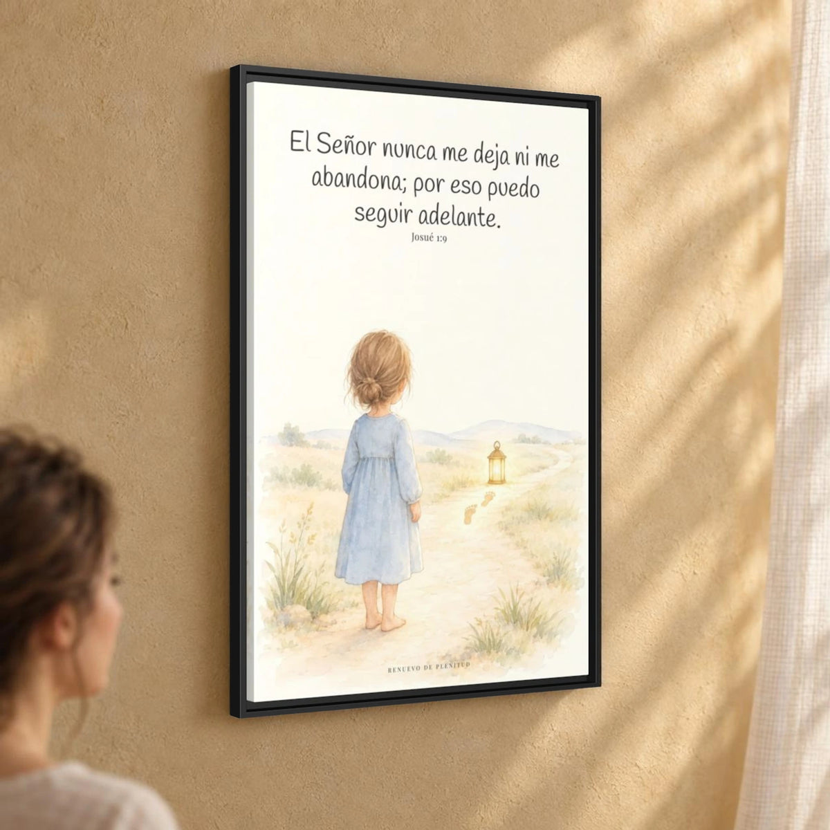El Señor no me deja ni me abandona — Lienzo Cristiano Enmarcado | Josué 1:9 — 24×36 pulgadas, marco negro, vista angular ambiental del marco flotante, escala física calibrada