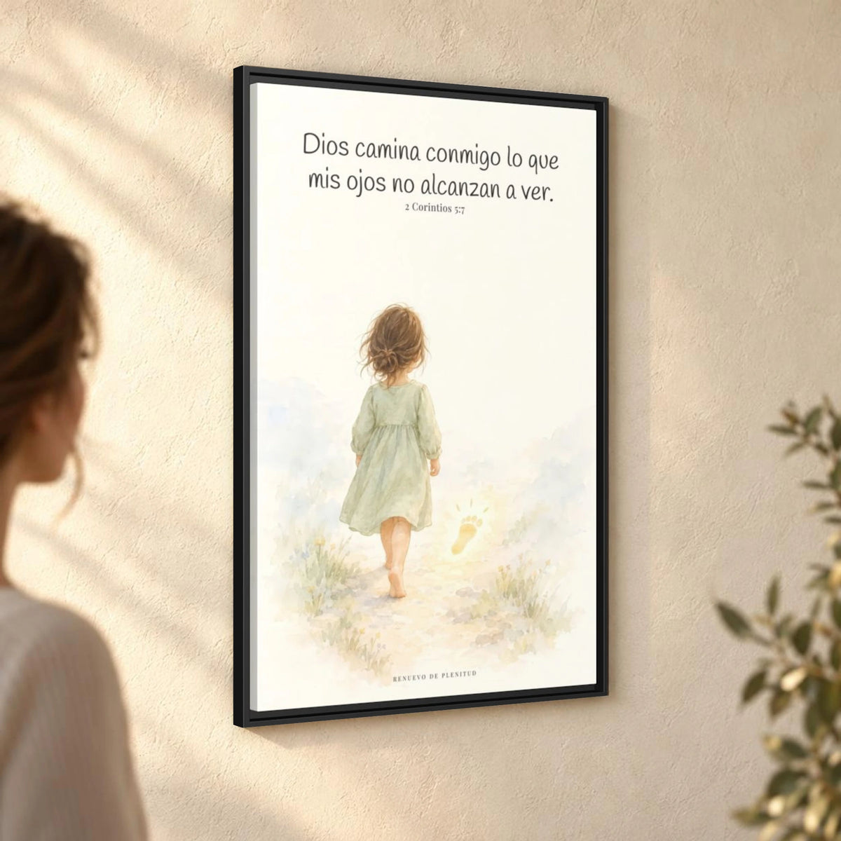 Dios camina conmigo lo que no puedo ver | Lienzo bíblico para el hogar | 2 Corintios 5:7 — 24×36 pulgadas, marco negro, vista angular ambiental del marco flotante, escala física calibrada
