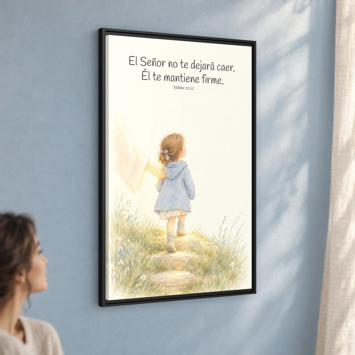 El Señor no te dejará caer — Lienzo Cristiano Enmarcado | Salmo 55:22 — 24×36 pulgadas, marco negro, vista angular ambiental del marco flotante, escala física calibrada