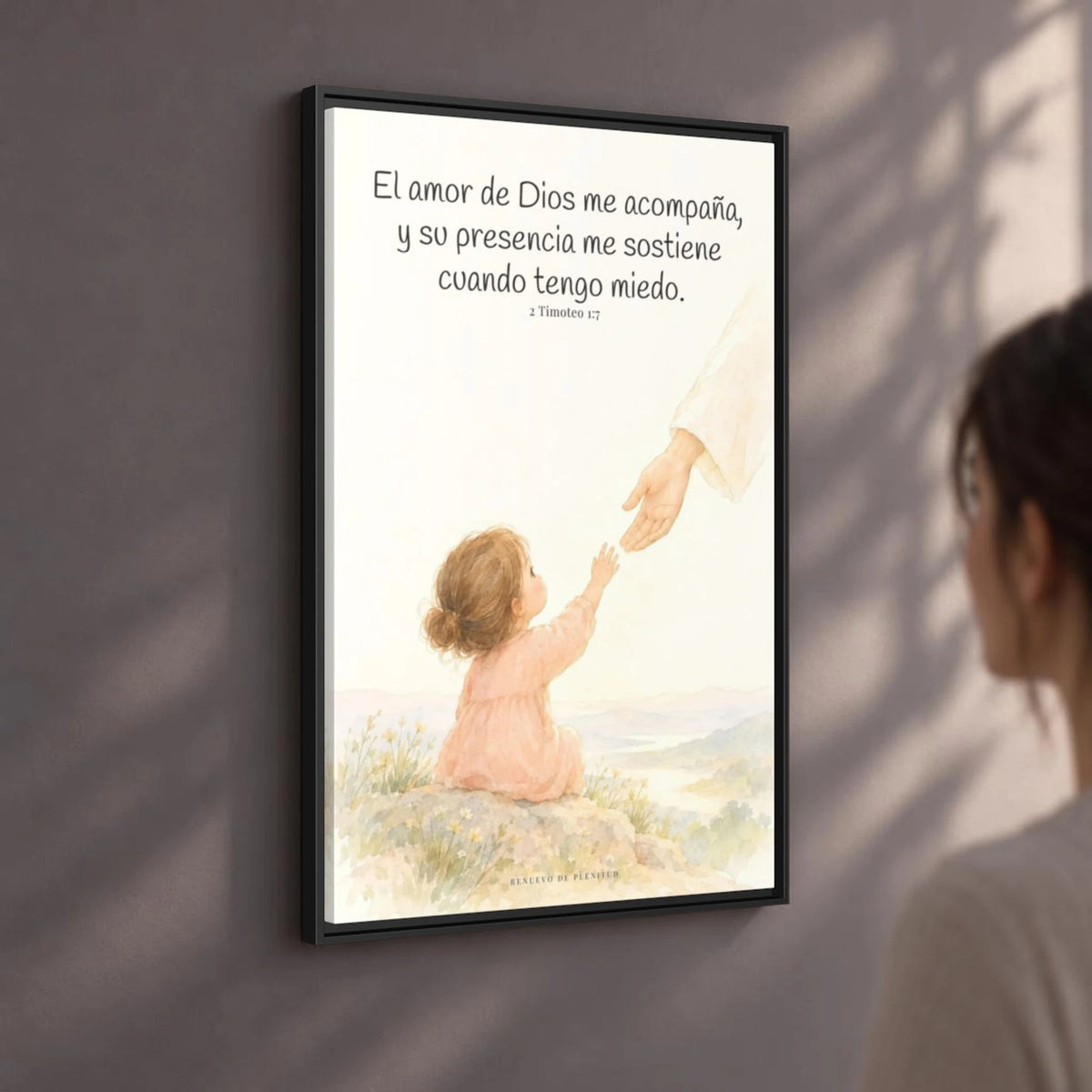 Dios está conmigo y no me suelta — Lienzo Cristiano Enmarcado | 2 Timoteo 1:7 — 24×36 pulgadas, marco negro, vista angular ambiental del marco flotante, escala física calibrada