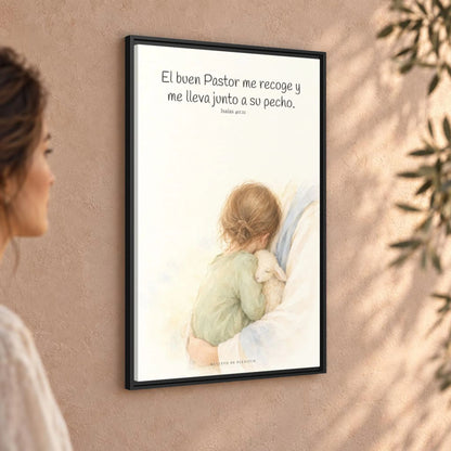 El buen Pastor me lleva junto a su corazón — Lienzo Cristiano Enmarcado | Isaías 40:11 — 24×36 pulgadas, marco negro, vista angular ambiental del marco flotante, escala física calibrada