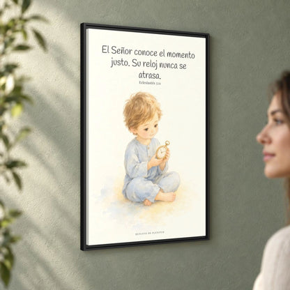 El Señor conoce el momento justo — Lienzo Cristiano Enmarcado | Eclesiastés 3:11 — 24×36 pulgadas, marco negro, vista angular ambiental del marco flotante, escala física calibrada