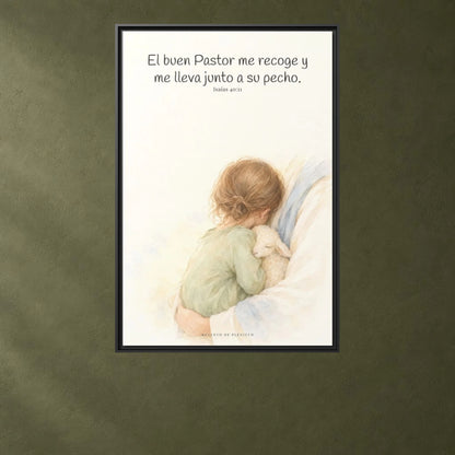 El buen Pastor me lleva junto a su corazón — Lienzo Cristiano Enmarcado | Isaías 40:11 — 24×36 pulgadas, marco negro, vista frontal ambiental, escala física calibrada