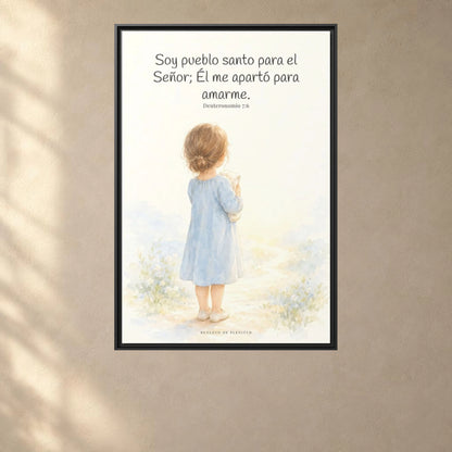Soy pueblo santo para Jehová tu Dios — Lienzo Cristiano Enmarcado | Deuteronomio 7:6 — 24×36 pulgadas, marco negro, vista frontal ambiental, escala física calibrada