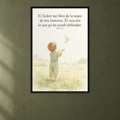 El Señor me libra de la mano de mis temores | Lienzo bíblico para el hogar | Salmo 31:15 — 24×36 pulgadas, marco negro, vista frontal ambiental, escala física calibrada