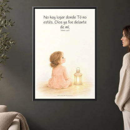 Si en las tinieblas me acuesto, allí estás Tú — Lienzo Cristiano Enmarcado | Salmo 139:8 — 24×36 pulgadas, marco negro, vista frontal ambiental, escala física calibrada