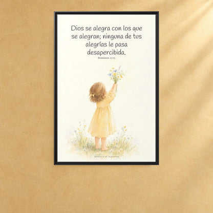 Dios se alegra con los que se alegran — Lienzo Cristiano Enmarcado | Romanos 12:15 — 24×36 pulgadas, marco negro, vista frontal ambiental, escala física calibrada