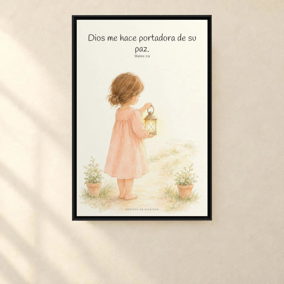 Dios me hace portadora de su paz | Lienzo bíblico para el hogar | Mateo 5:9 — 24×36 pulgadas, marco negro, vista frontal ambiental, escala física calibrada