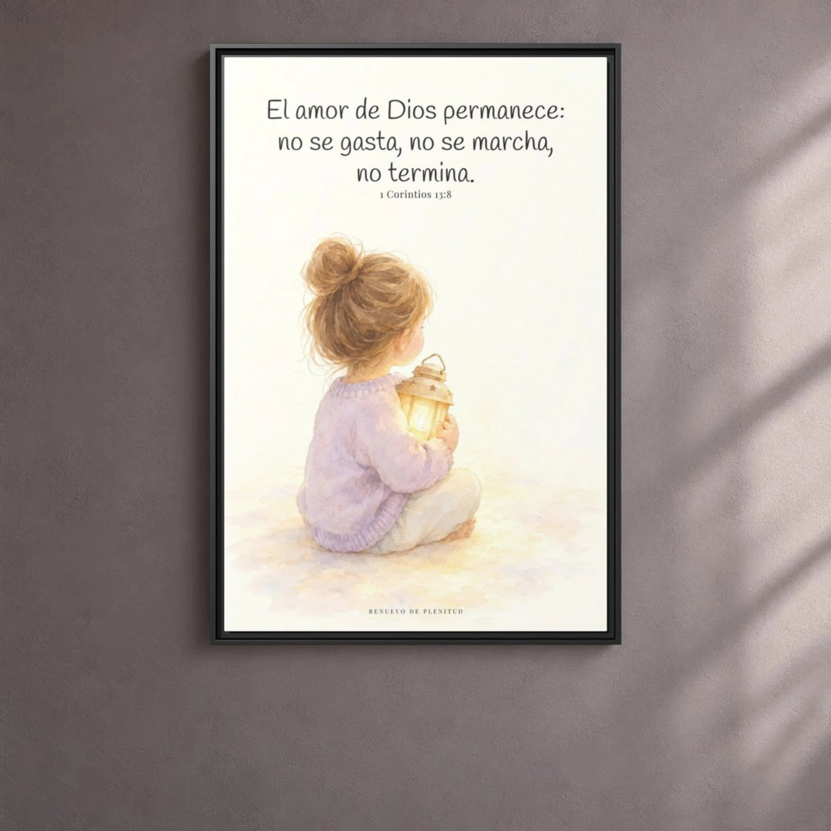 El amor de Dios permanece para siempre — Lienzo Cristiano Enmarcado | 1 Corintios 13:8 — 24×36 pulgadas, marco negro, vista frontal ambiental, escala física calibrada