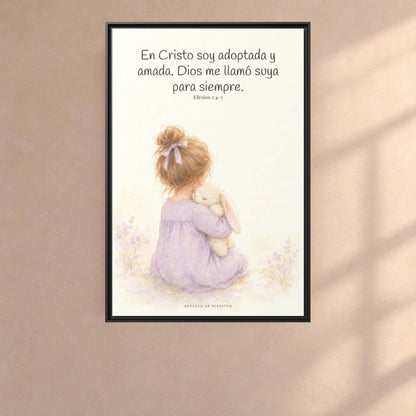Soy hija amada de Dios en Cristo — Lienzo Cristiano Enmarcado | Efesios 1:4-5 — 24×36 pulgadas, marco negro, vista frontal ambiental, escala física calibrada