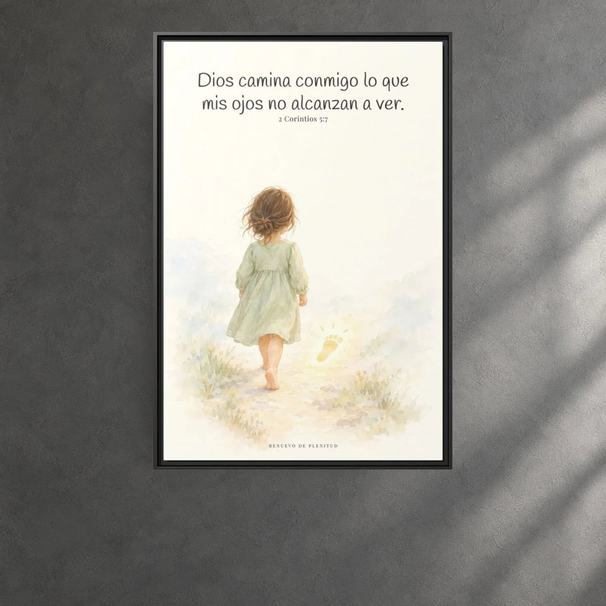 Dios camina conmigo lo que no puedo ver | Lienzo bíblico para el hogar | 2 Corintios 5:7 — 24×36 pulgadas, marco negro, vista frontal ambiental, escala física calibrada