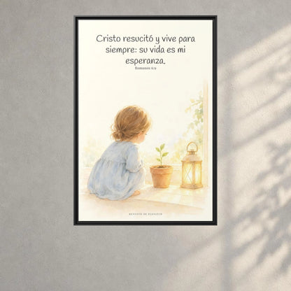 Cristo vive para siempre y nunca más muere — Lienzo Cristiano Enmarcado | Romanos 6:9 — 24×36 pulgadas, marco negro, vista frontal ambiental, escala física calibrada