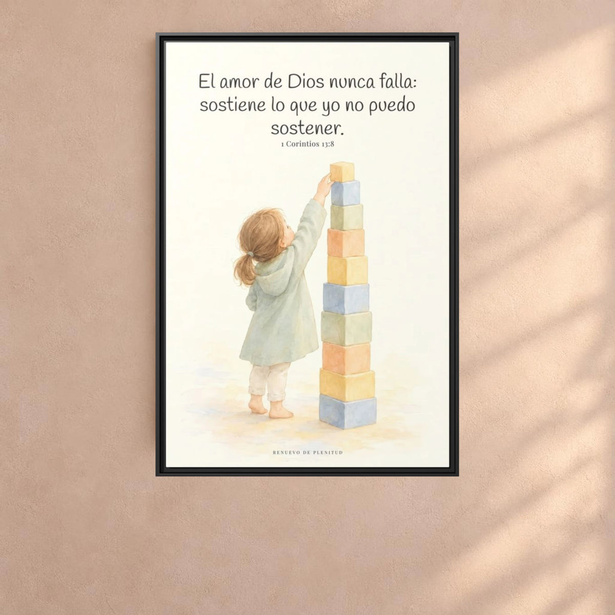 El amor de Dios nunca falla — Lienzo Cristiano Enmarcado | 1 Corintios 13:8 — 24×36 pulgadas, marco negro, vista frontal ambiental, escala física calibrada
