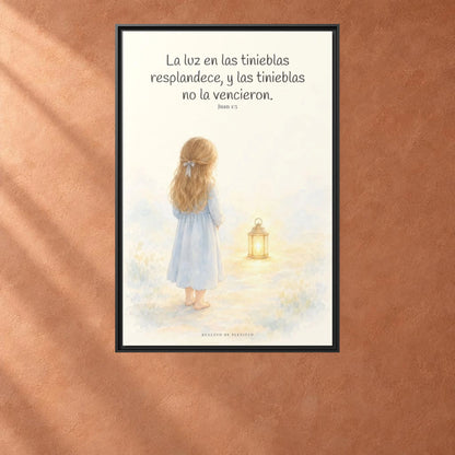 La luz de Dios brilla en mis tinieblas — Lienzo Cristiano Enmarcado | Juan 1:5 — 24×36 pulgadas, marco negro, vista frontal ambiental, escala física calibrada