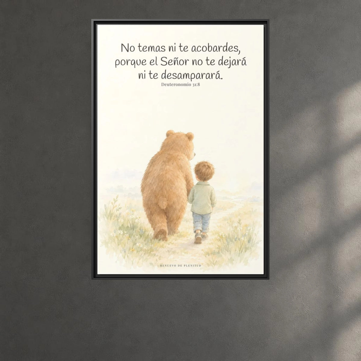El Señor no te dejará solo — Lienzo Cristiano Enmarcado | Deuteronomio 31:8 — 24×36 pulgadas, marco negro, vista frontal ambiental, escala física calibrada