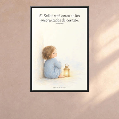 Jehová está cerca de los quebrantados de corazón — Lienzo Cristiano Enmarcado | Salmo 34:18 — 24×36 pulgadas, marco negro, vista frontal ambiental, escala física calibrada