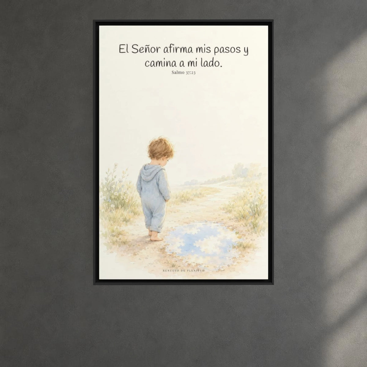 Dios camina a mi lado | Lienzo cristiano decorativo | Salmo 37:23 — 24×36 pulgadas, marco negro, vista frontal ambiental, escala física calibrada