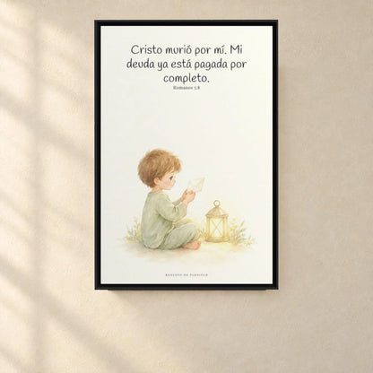 Cristo pagó lo que yo no podía pagar | Cuadro de fe enmarcado | Romanos 5:8 — 24×36 pulgadas, marco negro, vista frontal ambiental, escala física calibrada