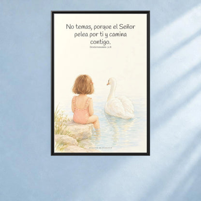 El Señor no tiene miedo de lo que viene | Lienzo bíblico para el hogar | Deuteronomio 31:8 — 24×36 pulgadas, marco negro, vista frontal ambiental, escala física calibrada