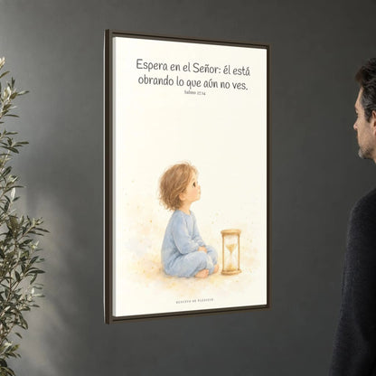 Espera en Jehová, y él te sostendrá — Lienzo Cristiano Enmarcado | Salmo 27:14 — 24×36 pulgadas, marco espresso, vista angular ambiental del marco flotante, escala física calibrada