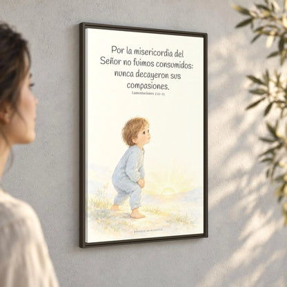 Por la misericordia de Jehová no fuimos consumidos — Lienzo Cristiano Enmarcado | Lamentaciones 3:22-23 — 24×36 pulgadas, marco espresso, vista angular ambiental del marco flotante, escala física calibrada