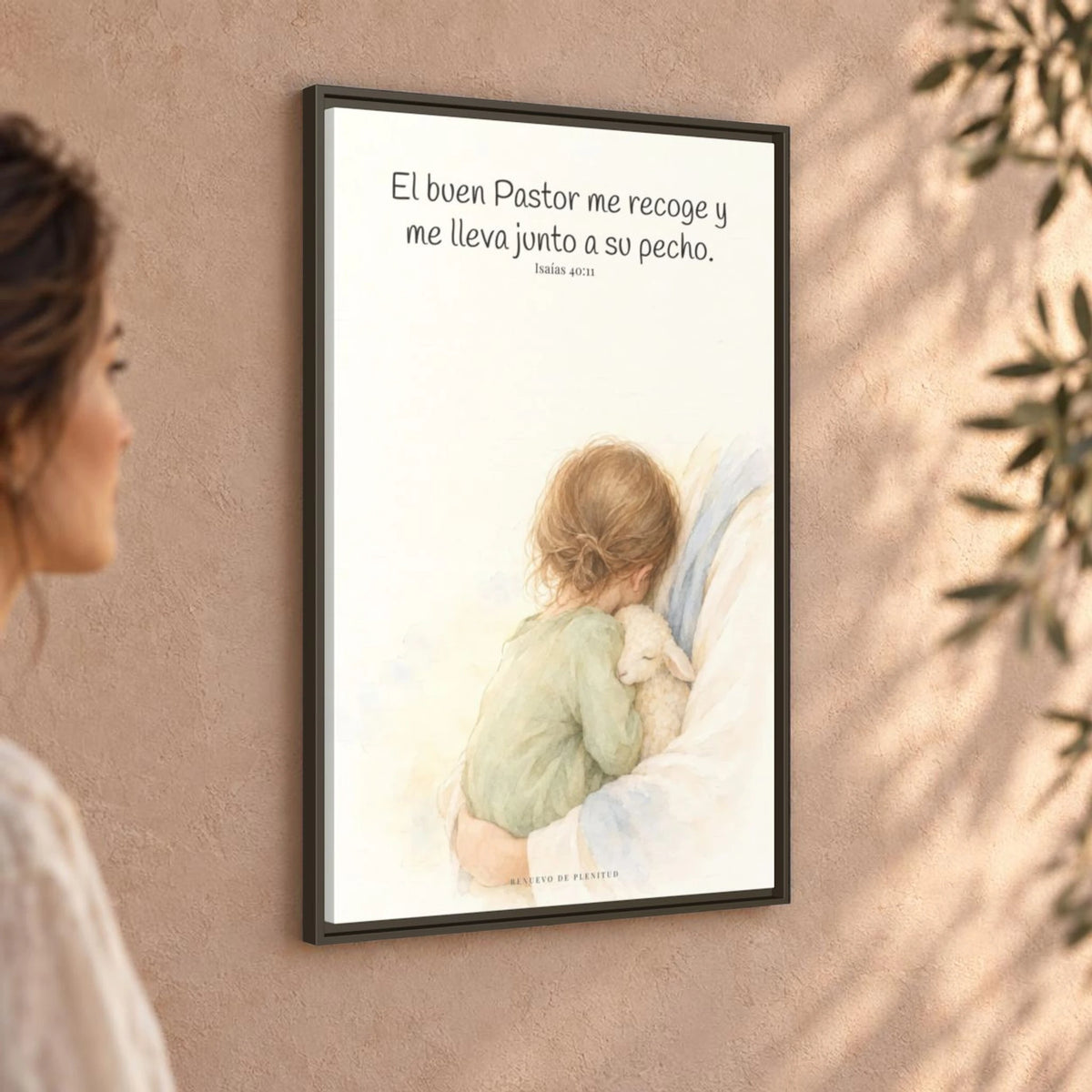 El buen Pastor me lleva junto a su corazón — Lienzo Cristiano Enmarcado | Isaías 40:11 — 24×36 pulgadas, marco espresso, vista angular ambiental del marco flotante, escala física calibrada