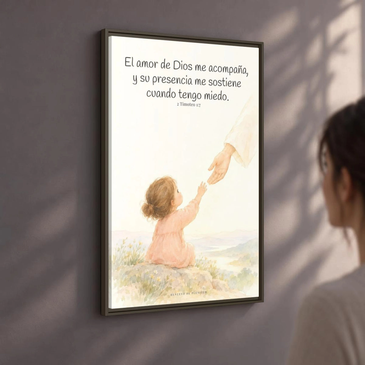 Dios está conmigo y no me suelta — Lienzo Cristiano Enmarcado | 2 Timoteo 1:7 — 24×36 pulgadas, marco espresso, vista angular ambiental del marco flotante, escala física calibrada