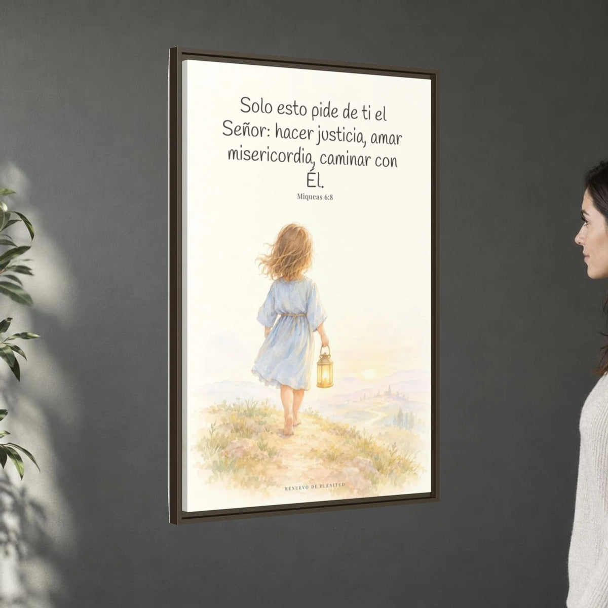 Solo esto pide de ti el Señor — Lienzo Cristiano Enmarcado | Miqueas 6:8 — 24×36 pulgadas, marco espresso, vista angular ambiental del marco flotante, escala física calibrada