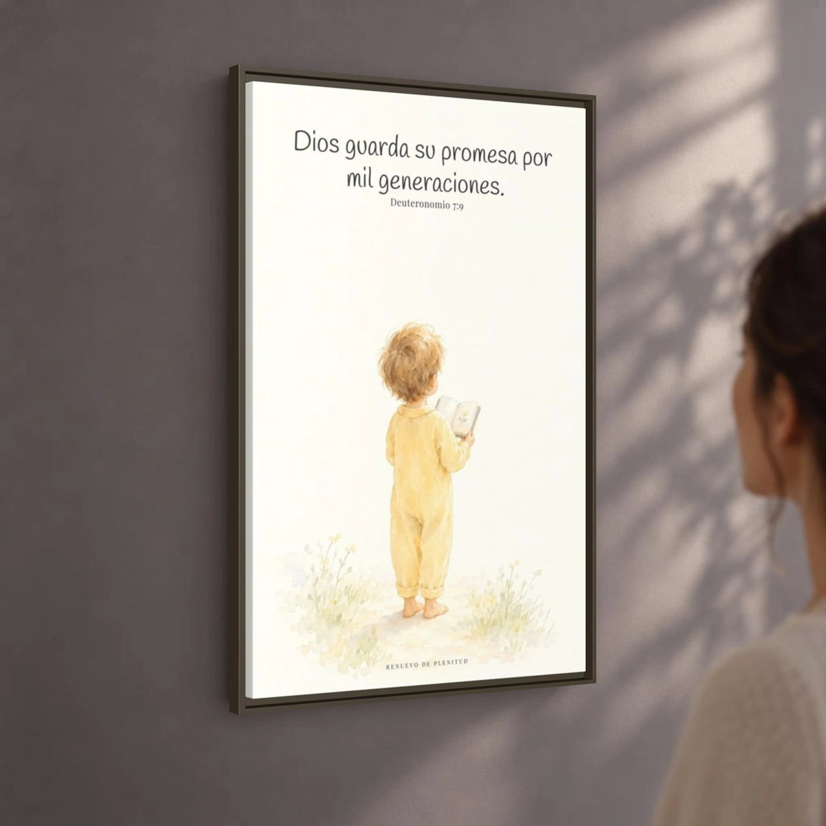 Dios guarda su pacto por mil generaciones — Lienzo Cristiano Enmarcado | Deuteronomio 7:9 — 24×36 pulgadas, marco espresso, vista angular ambiental del marco flotante, escala física calibrada