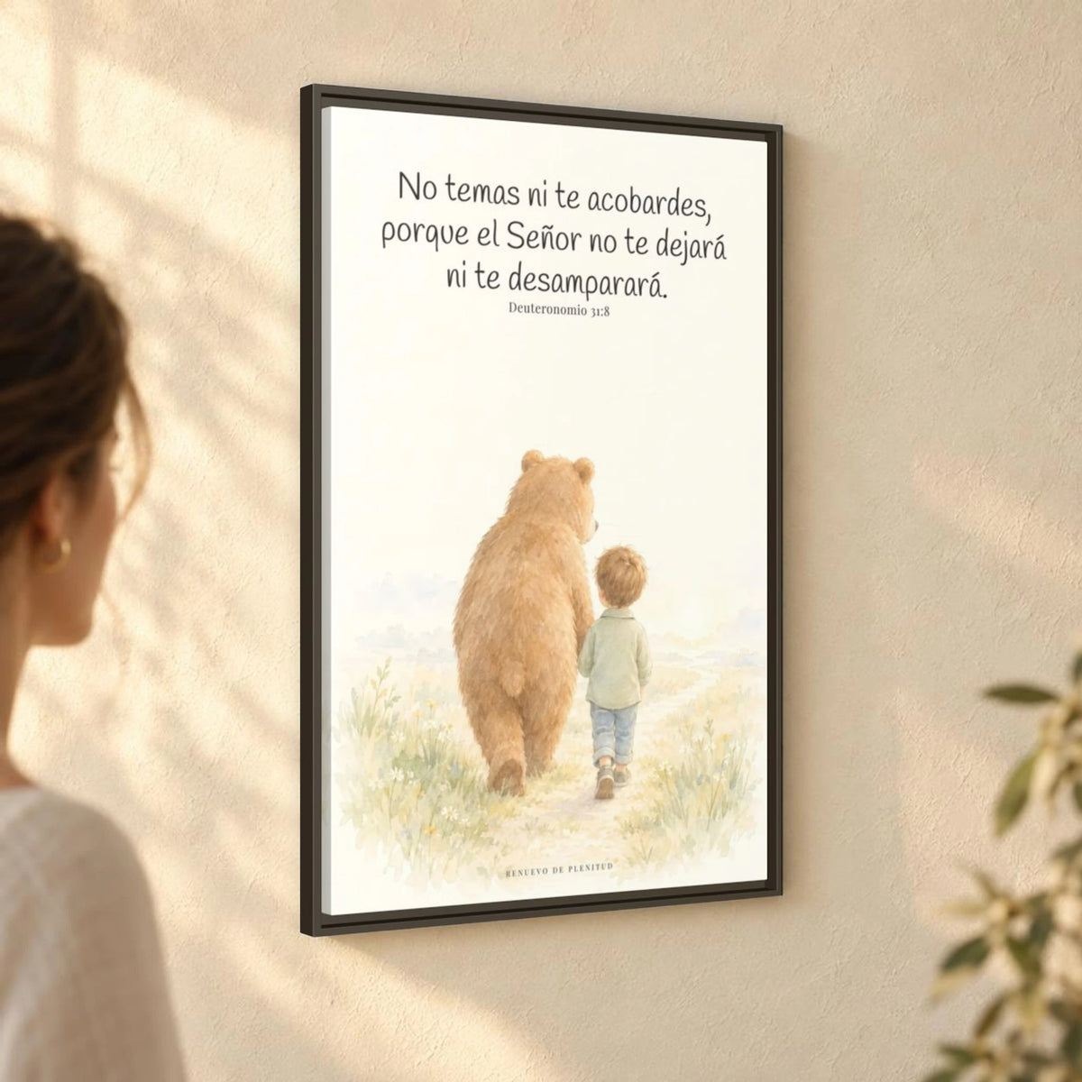 El Señor no te dejará solo — Lienzo Cristiano Enmarcado | Deuteronomio 31:8 — 24×36 pulgadas, marco espresso, vista angular ambiental del marco flotante, escala física calibrada