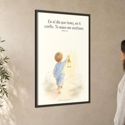 En el día que temo, en ti confío — Lienzo Cristiano Enmarcado | Salmo 56:3 — 24×36 pulgadas, marco espresso, vista angular ambiental del marco flotante, escala física calibrada