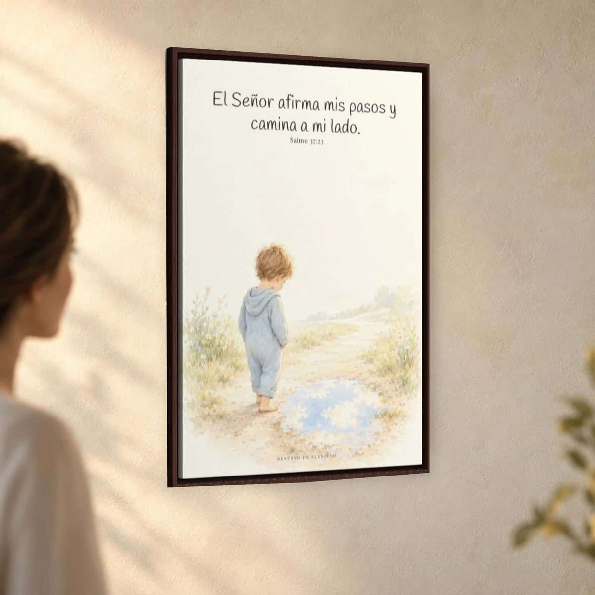 Dios camina a mi lado | Lienzo cristiano decorativo | Salmo 37:23 — 24×36 pulgadas, marco espresso, vista angular ambiental del marco flotante, escala física calibrada