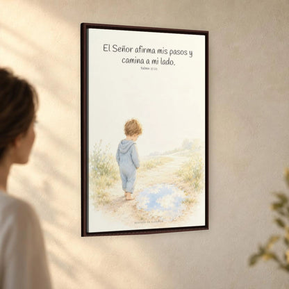 Dios camina a mi lado | Lienzo cristiano decorativo | Salmo 37:23 — 24×36 pulgadas, marco espresso, vista angular ambiental del marco flotante, escala física calibrada