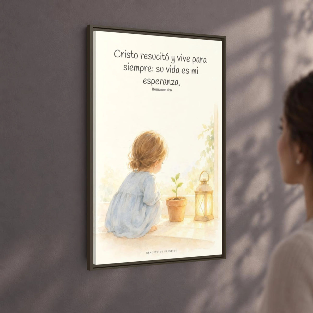 Cristo vive para siempre y nunca más muere — Lienzo Cristiano Enmarcado | Romanos 6:9 — 24×36 pulgadas, marco espresso, vista angular ambiental del marco flotante, escala física calibrada