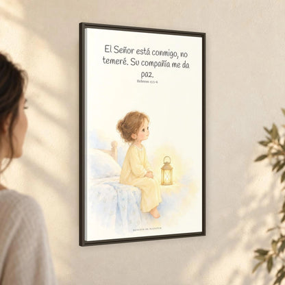 El Señor está conmigo, no temeré — Lienzo Cristiano Enmarcado | Hebreos 13:5-6 — 24×36 pulgadas, marco espresso, vista angular ambiental del marco flotante, escala física calibrada
