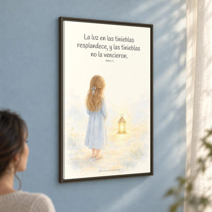 La luz de Dios brilla en mis tinieblas — Lienzo Cristiano Enmarcado | Juan 1:5 — 24×36 pulgadas, marco espresso, vista angular ambiental del marco flotante, escala física calibrada