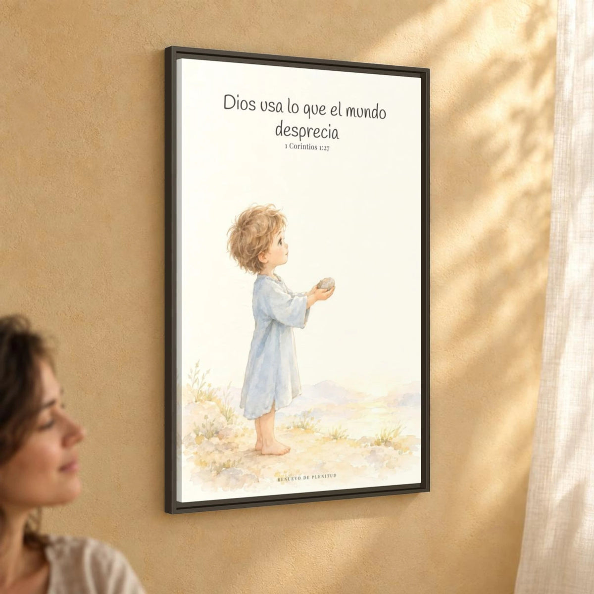 Dios usa lo que el mundo desprecia — Lienzo Cristiano Enmarcado | 1 Corintios 1:27 — 24×36 pulgadas, marco espresso, vista angular ambiental del marco flotante, escala física calibrada